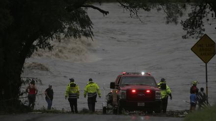 Einsatzkräfte beobachten den Guadalupe River im texanischen Ingram.
