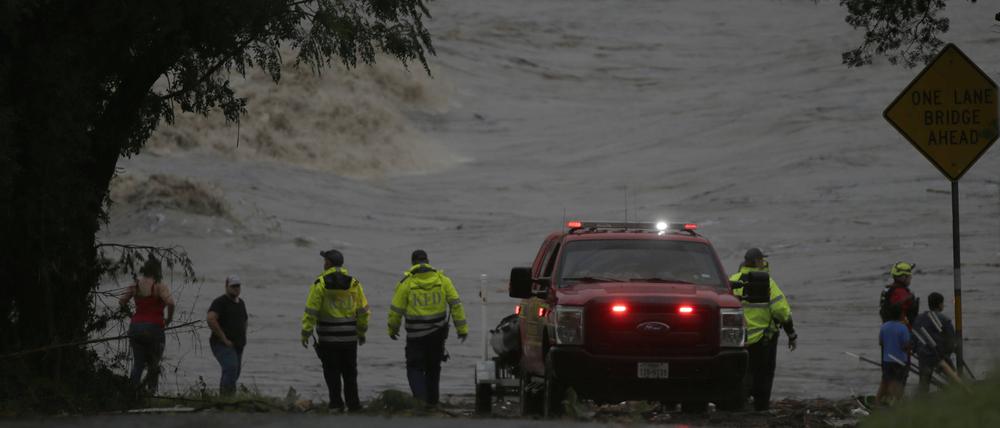 Einsatzkräfte beobachten den Guadalupe River im texanischen Ingram.