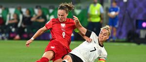 Bei dieser Rettungsaktion verletzte sich Deutschlands Kapitänin Giulia Gwinn (re.) das  Innenband im linken Knie.