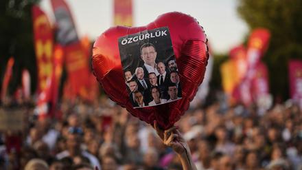 Immer wieder gibt es in der Türkei Demonstrationen für die Freilassung inhaftierter CHP-Politiker wie Ekrem Imamoğlu (Symbolbild).