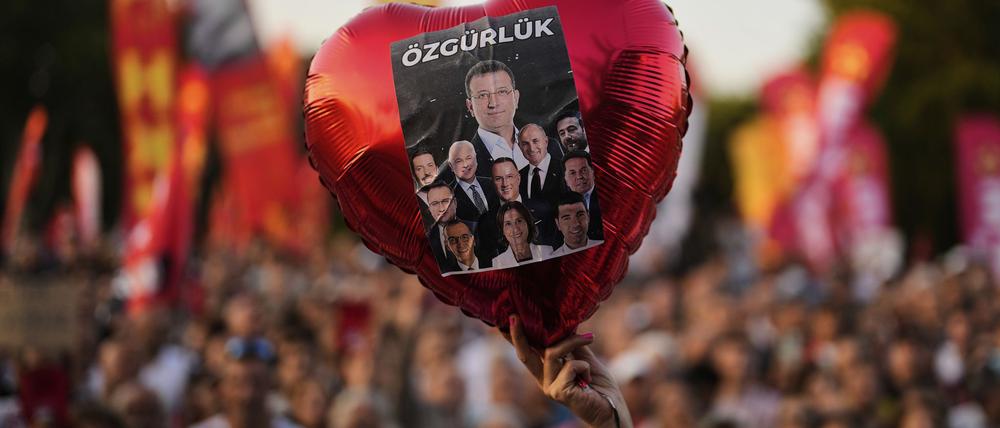 Immer wieder gibt es in der Türkei Demonstrationen für die Freilassung inhaftierter CHP-Politiker wie Ekrem Imamoğlu (Symbolbild).