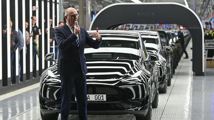 Brandenburgs Ministerpräsident zeigt sich trotz des Rückgangs bei Neuzulassungen von Tesla-Autos nicht besorgt für die Fabrik in Grünheide. (Archivbild)