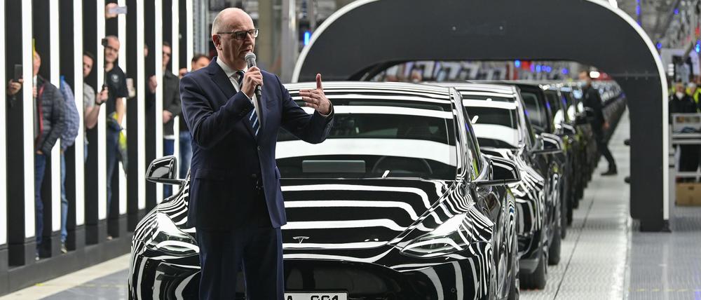 Brandenburgs Ministerpräsident zeigt sich trotz des Rückgangs bei Neuzulassungen von Tesla-Autos nicht besorgt für die Fabrik in Grünheide. (Archivbild)