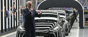 Brandenburgs Ministerpräsident zeigt sich trotz des Rückgangs bei Neuzulassungen von Tesla-Autos nicht besorgt für die Fabrik in Grünheide. (Archivbild)