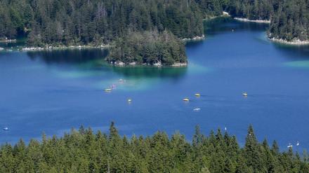 Im Eibsee sind ein Mann und sein Sohn untergegangen. (Symboldbild)