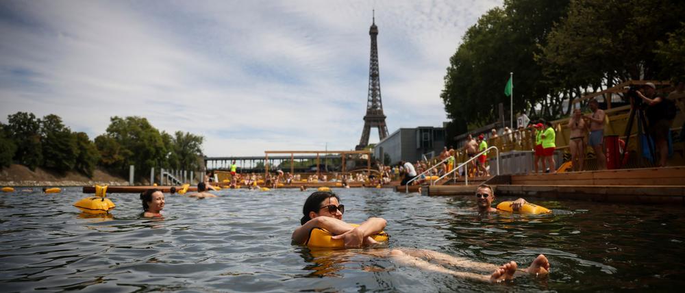 Menschen genießen das Wasser an der Badestelle Grenelle an der Seine in Paris.