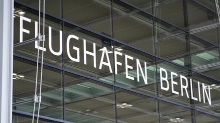 Ein Foto der Außenfassade des Flughafen BER. (Symbolbild)