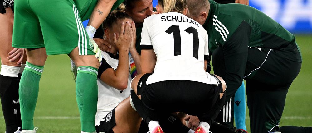 Teamkolleginnen und Ärzte kümmern sich um Julia Gwinn.
