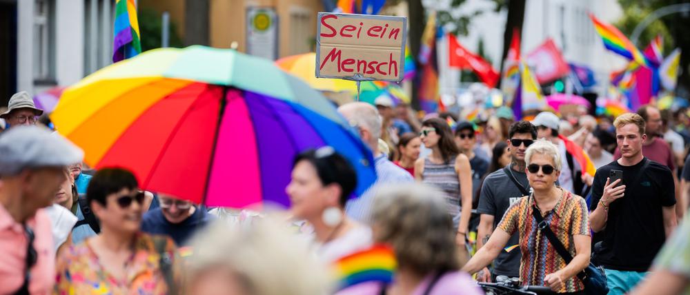 Hunderte Menschen machen beim Christopher Street Day in Falkensee für Vielfalt mit.