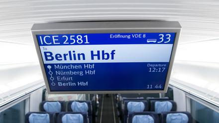 Eine Infotafel mit der Aufschrift „ICE 2581 - Berlin“ ist am 08.12.2017 in einem Sonderzug der Deutschen Bahn (DB) am Hauptbahnhof in München zu sehen.