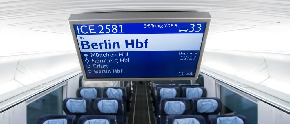Eine Infotafel mit der Aufschrift „ICE 2581 - Berlin“ ist am 08.12.2017 in einem Sonderzug der Deutschen Bahn (DB) am Hauptbahnhof in München zu sehen.