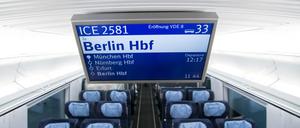 Eine Infotafel mit der Aufschrift „ICE 2581 - Berlin“ ist am 08.12.2017 in einem Sonderzug der Deutschen Bahn (DB) am Hauptbahnhof in München zu sehen.