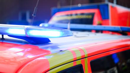 Blaulichter leuchten an einer Einsatzstelle auf einem Notarzt Fahrzeug und einem Rettungswagen. (Symbolbild)