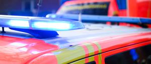 Blaulichter leuchten an einer Einsatzstelle auf einem Notarzt Fahrzeug und einem Rettungswagen. (Symbolbild)
