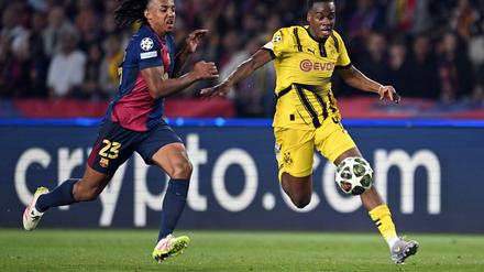 Jamie Gittens (r) wechselt vom BVB zum FC Chelsea. 