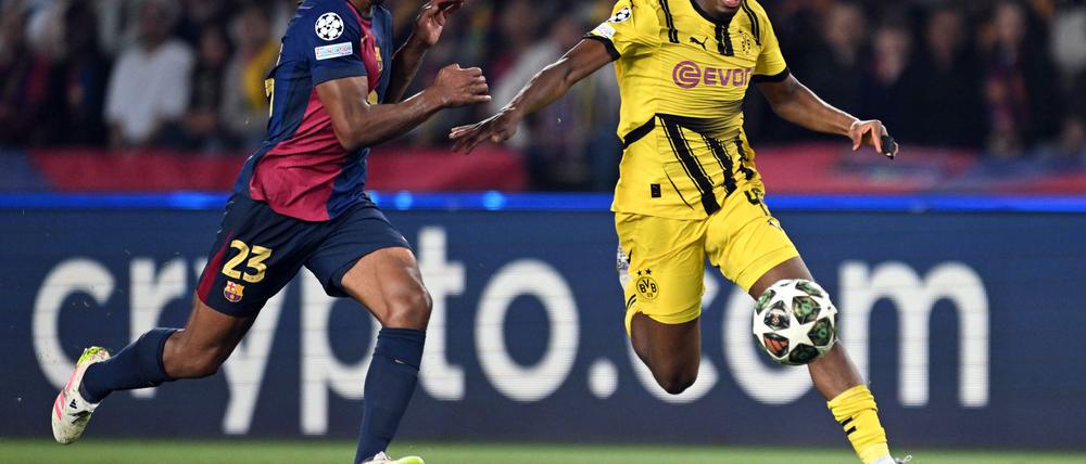 Jamie Gittens (r) wechselt vom BVB zum FC Chelsea.