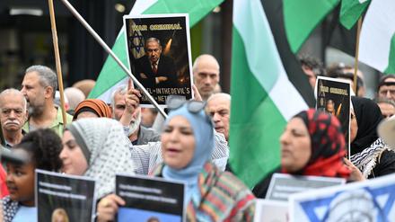 Mehrere hundert Menschen haben in Berlin bei einer propalästinensischen Demonstration gegen das Vorgehen Israels im Gaza-Krieg protestiert.