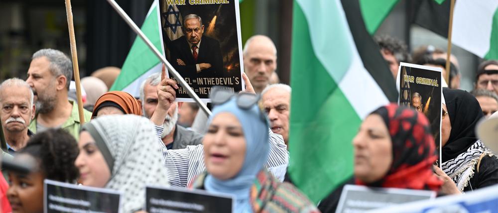 Mehrere hundert Menschen haben in Berlin bei einer propalästinensischen Demonstration gegen das Vorgehen Israels im Gaza-Krieg protestiert.