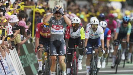 Jasper Philipsen feiert seinen Sieg nach dem Massensprint.