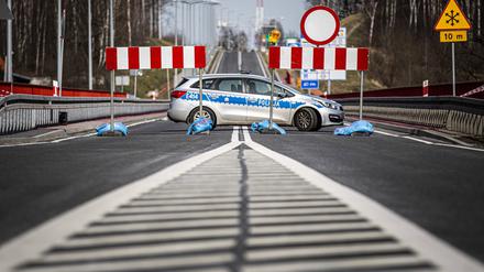 Eine polnische Polizeistreife überwacht die Absperrungen auf der Neißebrücke.