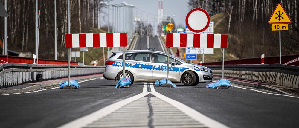 Eine polnische Polizeistreife überwacht die Absperrungen auf der Neißebrücke.