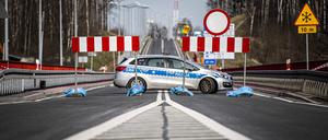 Eine polnische Polizeistreife überwacht die Absperrungen auf der Neißebrücke.