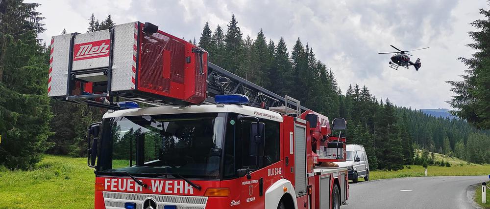 Ein Einsatzfahrzeug der Feuerwehr steht in der Nähe der Absturzstelle eines Kleinflugzeugs im Gemeindegebiet von Krimml.