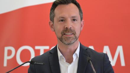 Oberbürgermeisterkandidat Severin Fischer (SPD) spricht während der Vollversammlung der SPD Potsdam zu Parteimitgliedern.