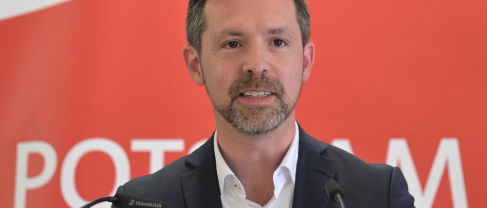 Oberbürgermeisterkandidat Severin Fischer (SPD) spricht während der Vollversammlung der SPD Potsdam zu Parteimitgliedern.