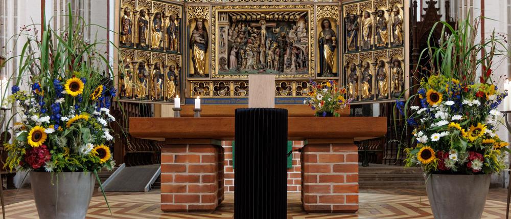 Die schlichte Holzurne des verstorbenen Künstlers Günther Uecker steht während eines Trauergottesdienstes im Schweriner Dom.