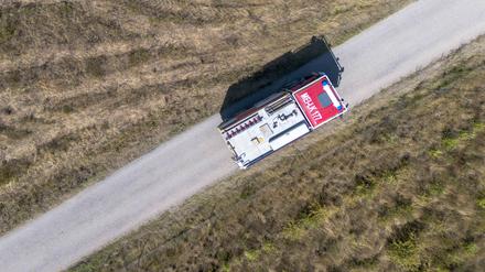 Jacobsthal in Sachsen: Ein Feuerwehrfahrzeug fährt auf dem staubtrockenen Boden in Richtung des Feuers in der Gohrischheide.