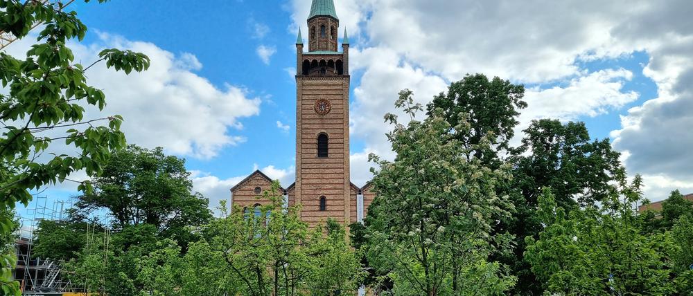 Vor der St. Matthäus-Kirche am Kulturforum lädt eine grüne Oase mit Bäumen aus der Baumschule zum Verweilen ein.
