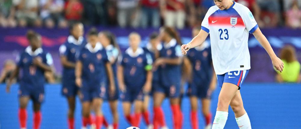 Titelverteidiger England um Stürmerin Alessia Russo legt einen Fehlstart hin.