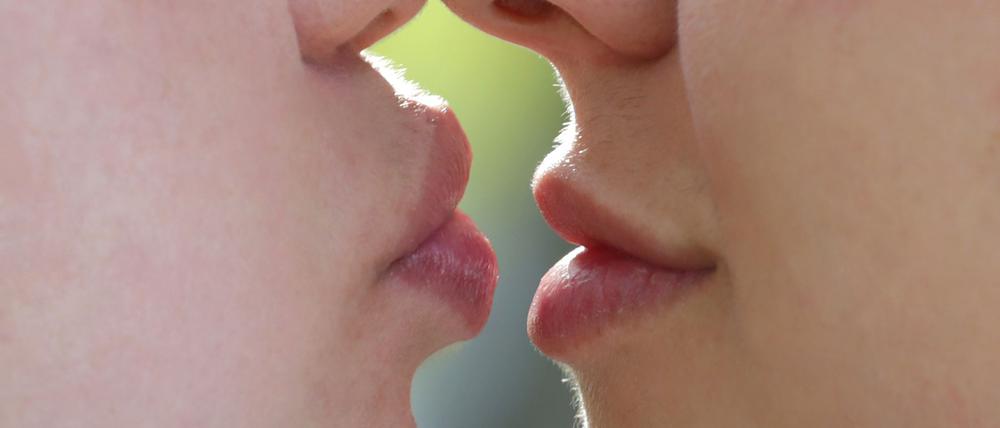 Küsst es sich mit aufgespritzten Lippen anders? Fachleute halten das für wahrscheinlich, wenn die Lippen stark vergrößert sind.