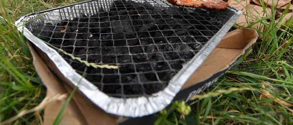 Der Absatz von Einweggrills hat stark zugenommen. (Archivbild)