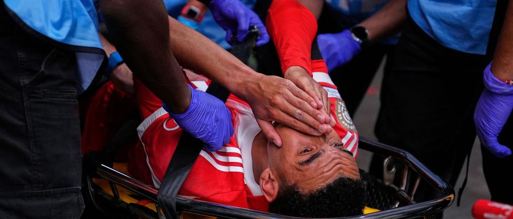 Jamal Musiala muss mit einer Trage abtransportiert werden.