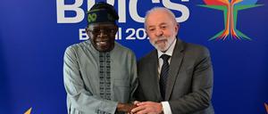 Nigerias Präsident Bola Tinubu (L) und Brasiliens Präsident Luiz Inacio Lula da Silva schütteln sich vor einem bilateralen Treffen im Vorfeld des BRICS-Gipfels in Rio de Janeiro, Brasilien, am 5. Juli 2025 die Hände.