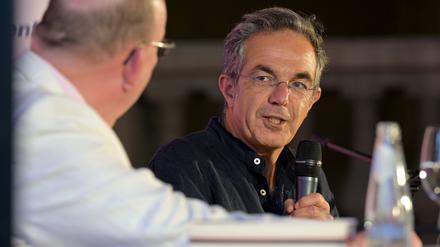 Der Autor Navid Kermani wird beim Festakt der 13. Lit:Potsdam im Orangerieschloss von Sanssouci von Denis Scheck zu Postkolonialismus befragt.