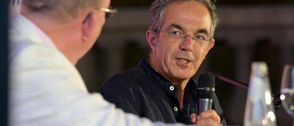Der Autor Navid Kermani wird beim Festakt der 13. Lit:Potsdam im Orangerieschloss von Sanssouci von Denis Scheck zu Postkolonialismus befragt.