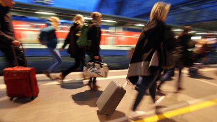 Reisende aus einem verspäteten ICE rennen mit ihrem Reisegepäck über den Bahnsteig im Hauptbahnhof Frankfurt, um ihre Anschlusszüge noch zu erreichen, Hessen, Deutschland