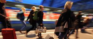 Reisende aus einem verspäteten ICE rennen mit ihrem Reisegepäck über den Bahnsteig im Hauptbahnhof Frankfurt, um ihre Anschlusszüge noch zu erreichen, Hessen, Deutschland