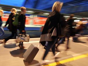 Reisende aus einem verspäteten ICE rennen mit ihrem Reisegepäck über den Bahnsteig im Hauptbahnhof Frankfurt, um ihre Anschlusszüge noch zu erreichen, Hessen, Deutschland