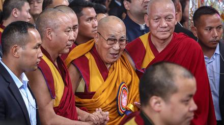 Der Dalai Lama (C) feiert seinen 90. Geburtstag.