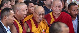 Der Dalai Lama (C) feiert seinen 90. Geburtstag. 