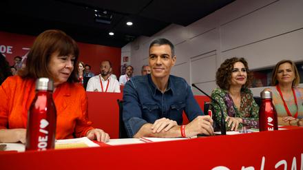 Die PSOE-Vorsitzende Cristina Narbona, der spanische Ministerpräsident Pedro Sanchez und die stellvertretende Ministerpräsidentin und Haushaltsministerin Maria Jesus Montero nehmen an einem sozialistischen Bundesausschuss in der Zentrale der Sozialistischen Partei Spaniens (PSOE) in Madrid teil.