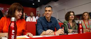 Die PSOE-Vorsitzende Cristina Narbona, der spanische Ministerpräsident Pedro Sanchez und die stellvertretende Ministerpräsidentin und Haushaltsministerin Maria Jesus Montero nehmen an einem sozialistischen Bundesausschuss in der Zentrale der Sozialistischen Partei Spaniens (PSOE) in Madrid teil.