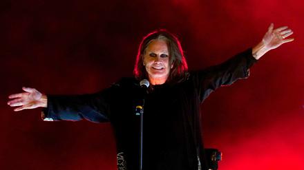 Rockstar Ozzy Osbourne tritt während der Abschlusszeremonie der Commonwealth Games im Alexander-Stadion auf.