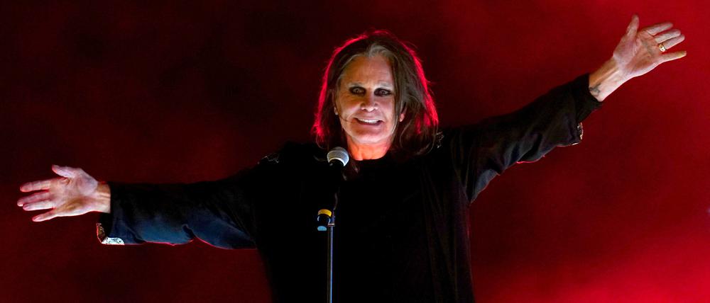 Rockstar Ozzy Osbourne tritt während der Abschlusszeremonie der Commonwealth Games im Alexander-Stadion auf.