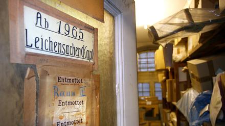 Alte Schilder weisen an einer Tür in der Asservatenkammer des Kriminalgerichts Moabit auf Asservate aus Kapitalverbrechen hin.