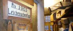 Alte Schilder weisen an einer Tür in der Asservatenkammer des Kriminalgerichts Moabit auf Asservate aus Kapitalverbrechen hin.